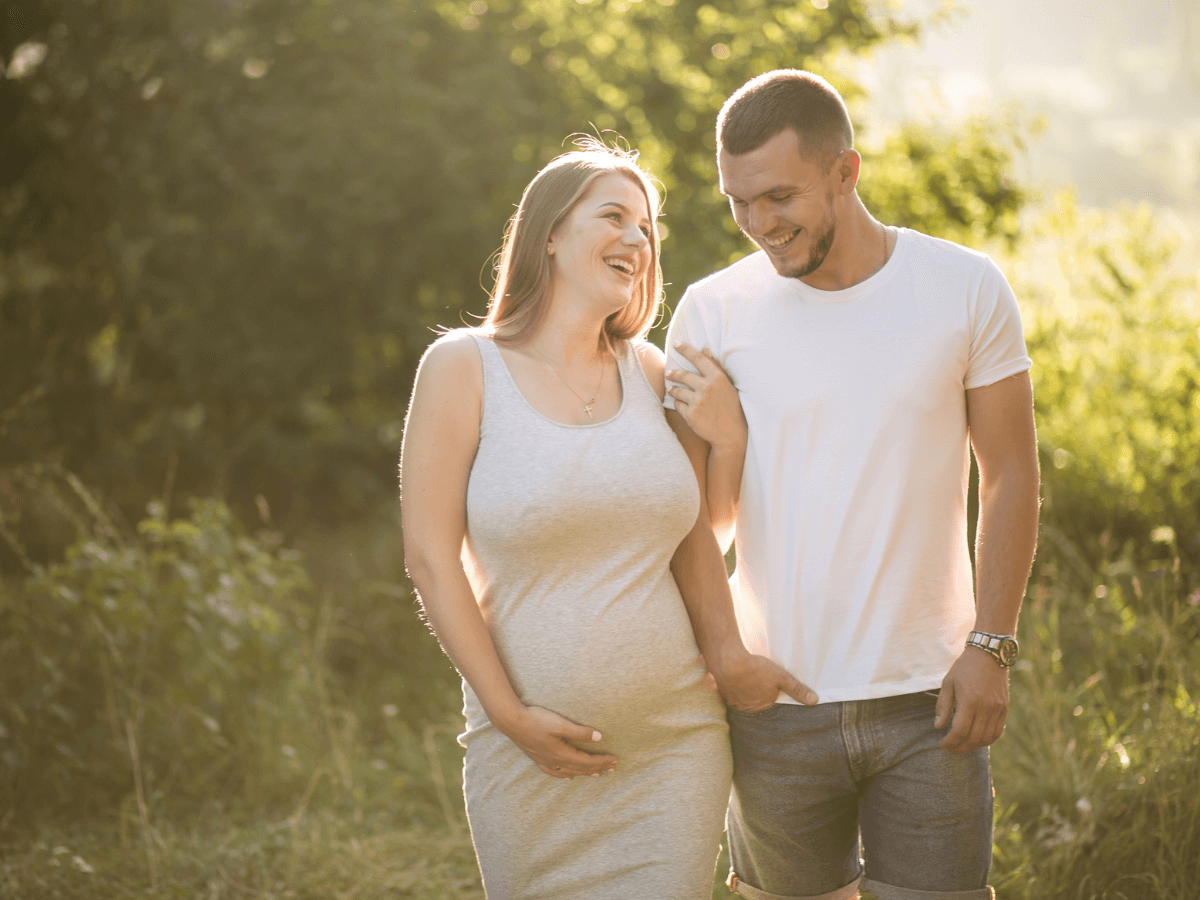 Rodzina mężczyzna i kobieta ciąża in vitro z komórka dawczyni i nasieniem dawcy INVICTA