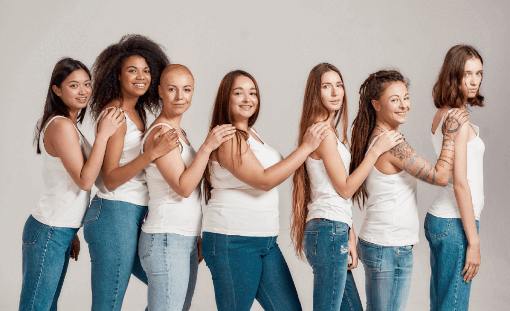7 kobiet o różnym koloru skóry i sylwetce